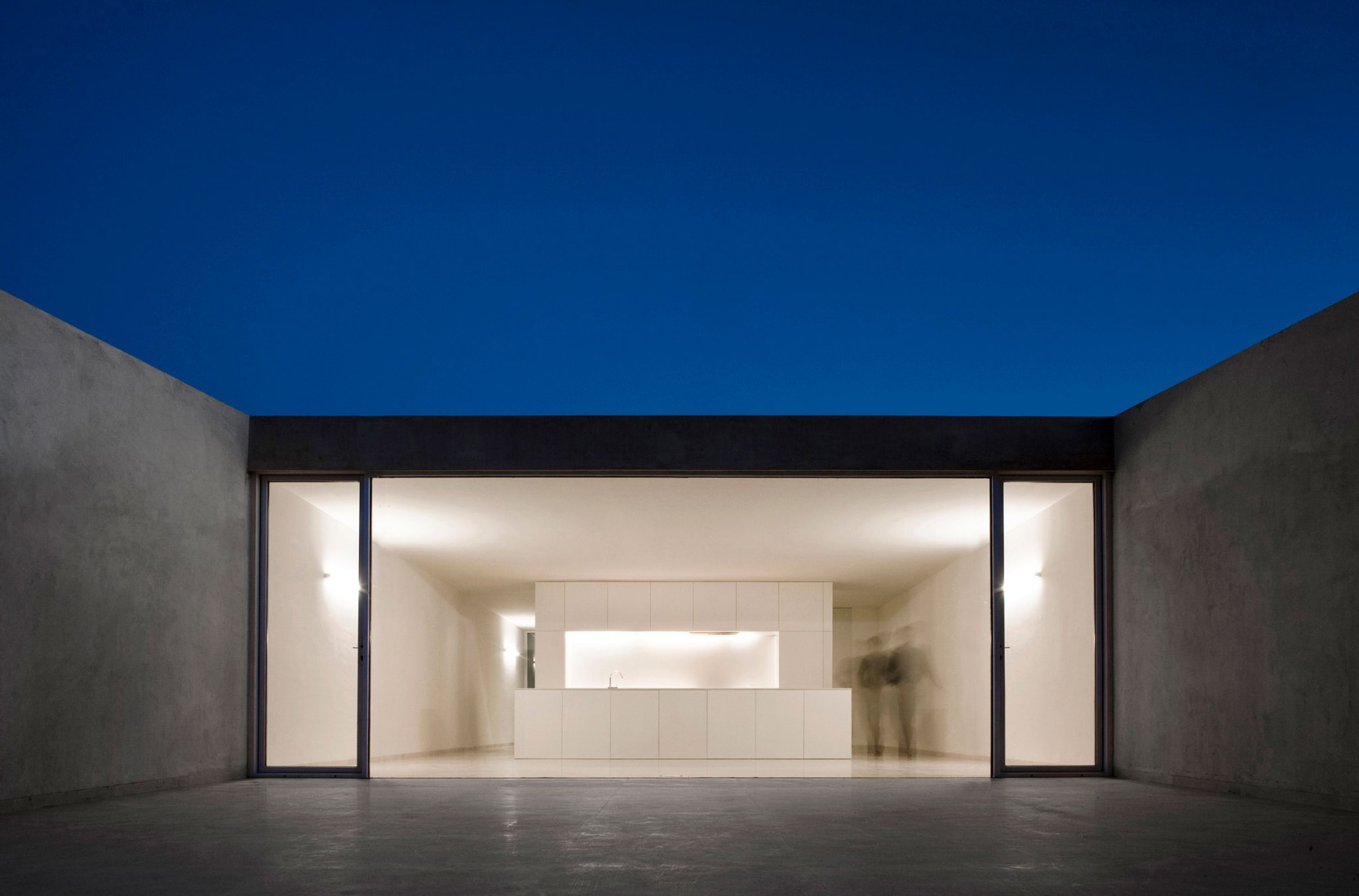 Casa en la ladera de un castillo por Fran Silvestre Arquitectos. Fotografía por Fernando Alda.