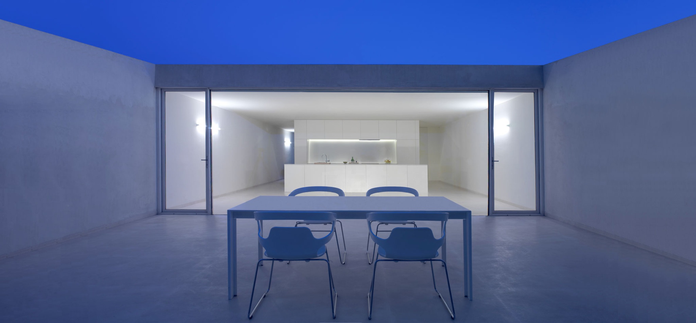 Casa en la ladera de un castillo por Fran Silvestre Arquitectos. Fotografía por Fernando Alda.