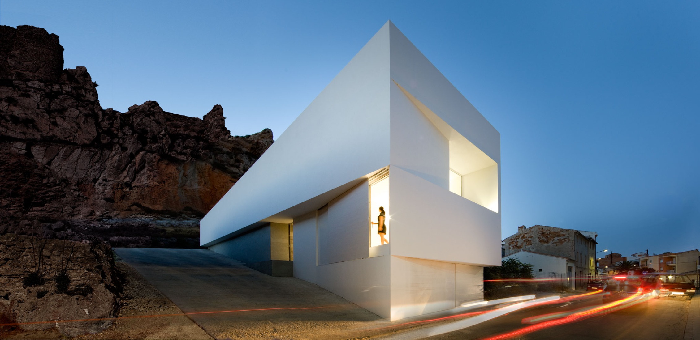 Casa en la ladera de un castillo por Fran Silvestre Arquitectos. Fotografía por Fernando Alda.