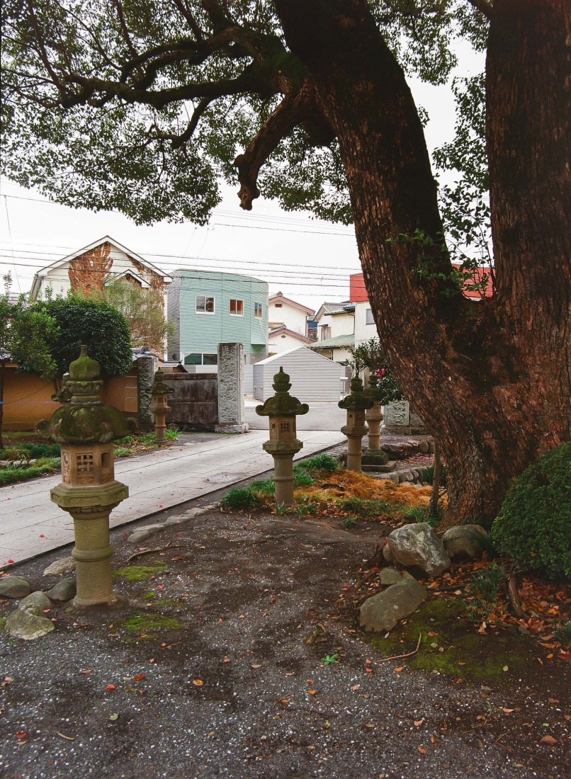 House by the temple by Kuma&Elsa. Photograph by Shohei Kuma.