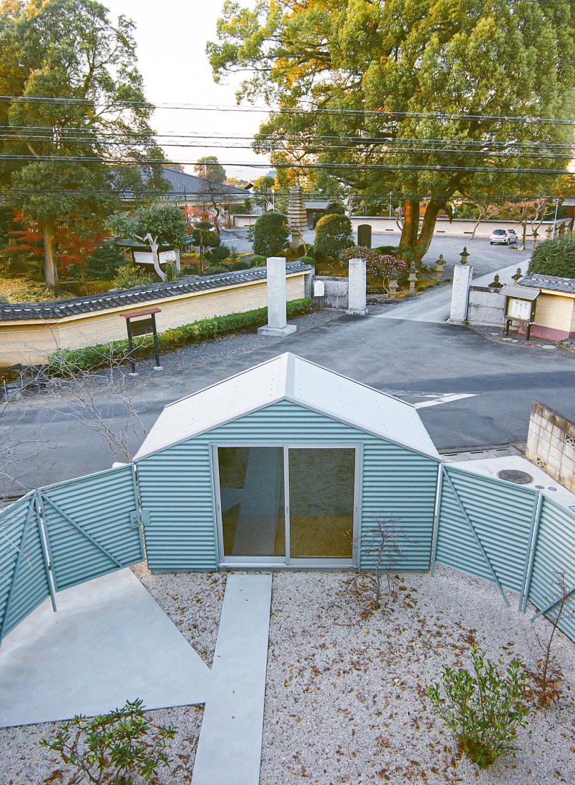 House by the temple by Kuma&Elsa. Photograph by Shohei Kuma.
