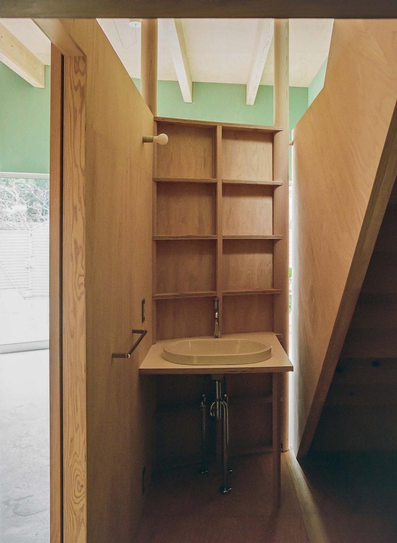 House by the temple by Kuma&Elsa. Photograph by Shohei Kuma.