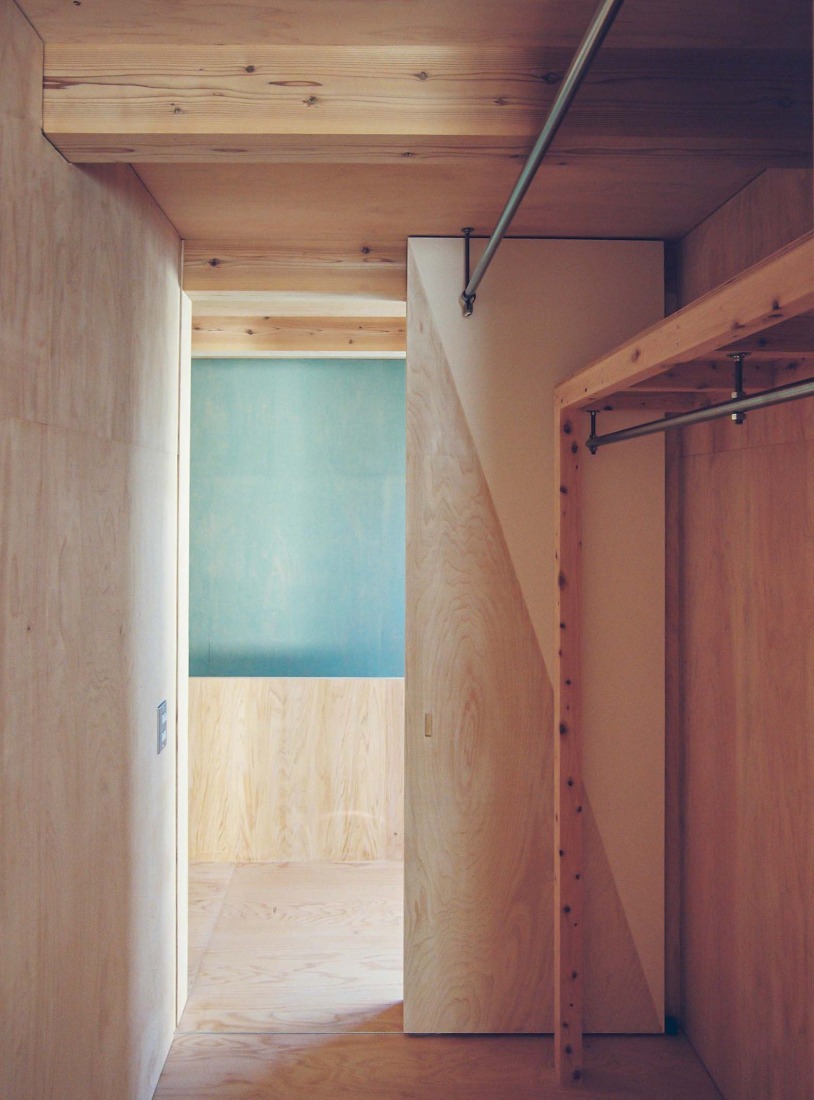 House by the temple by Kuma&Elsa. Photograph by Shohei Kuma.