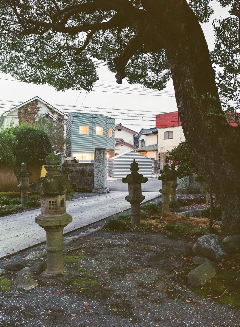 House by the temple by Kuma&Elsa. Photograph by Shohei Kuma.