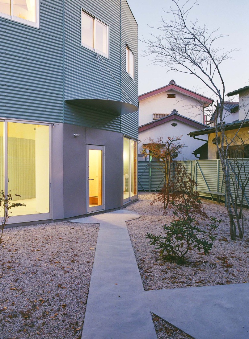 House by the temple by Kuma&Elsa. Photograph by Shohei Kuma.