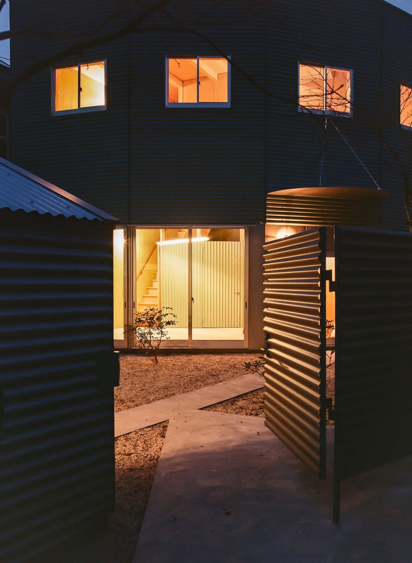 House by the temple by Kuma&Elsa. Photograph by Shohei Kuma.