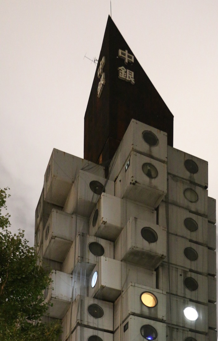 Kisho Kurokawa, Torre Cápsula Nakagin (perspectiva exterior nocturna). Fotografía de José Juan Barba (6 de octubre de 2019).