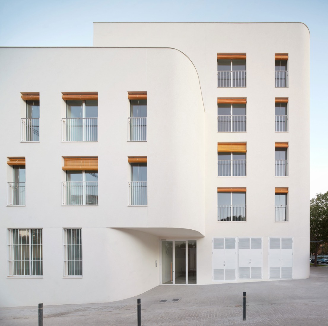 22 social housing units along AV62 and Calderón-Folch. Photograph by J. Hevia.