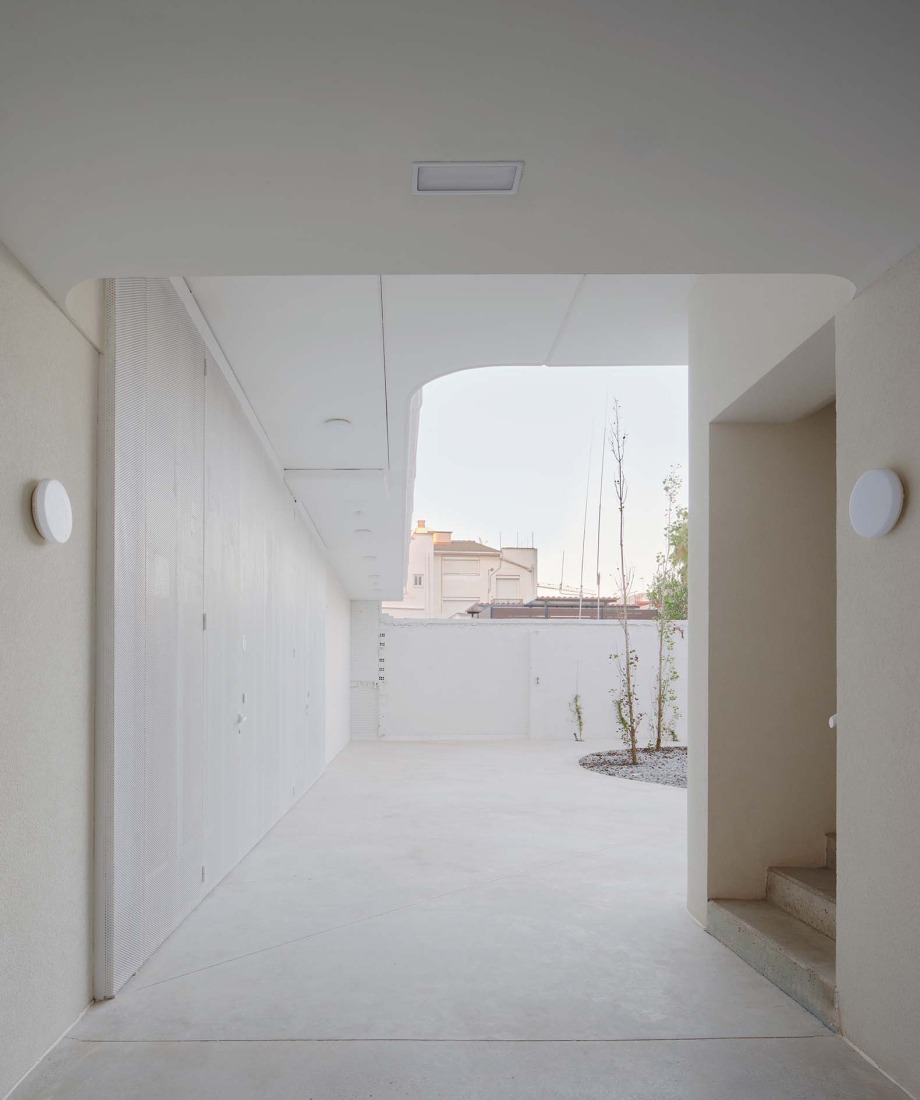 22 social housing units along AV62 and Calderón-Folch. Photograph by J. Hevia.