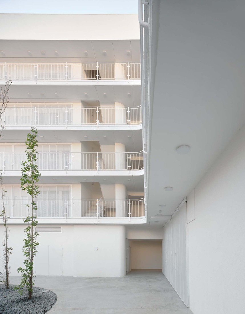 22 social housing units along AV62 and Calderón-Folch. Photograph by J. Hevia.