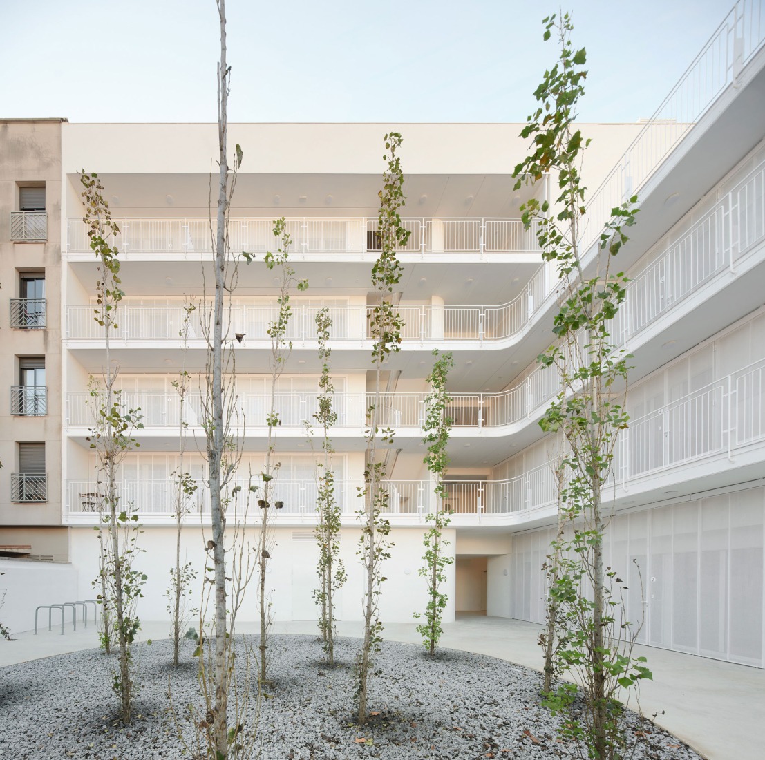 22 social housing units along AV62 and Calderón-Folch. Photograph by J. Hevia.