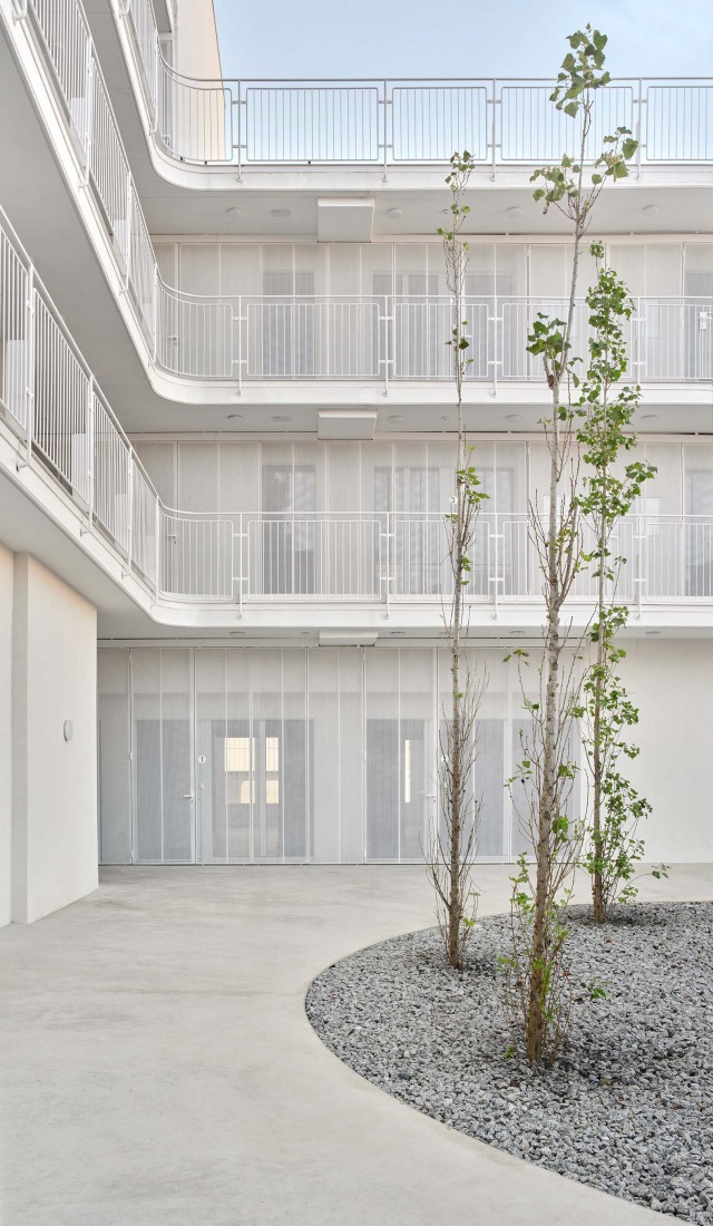 22 social housing units along AV62 and Calderón-Folch. Photograph by J. Hevia.