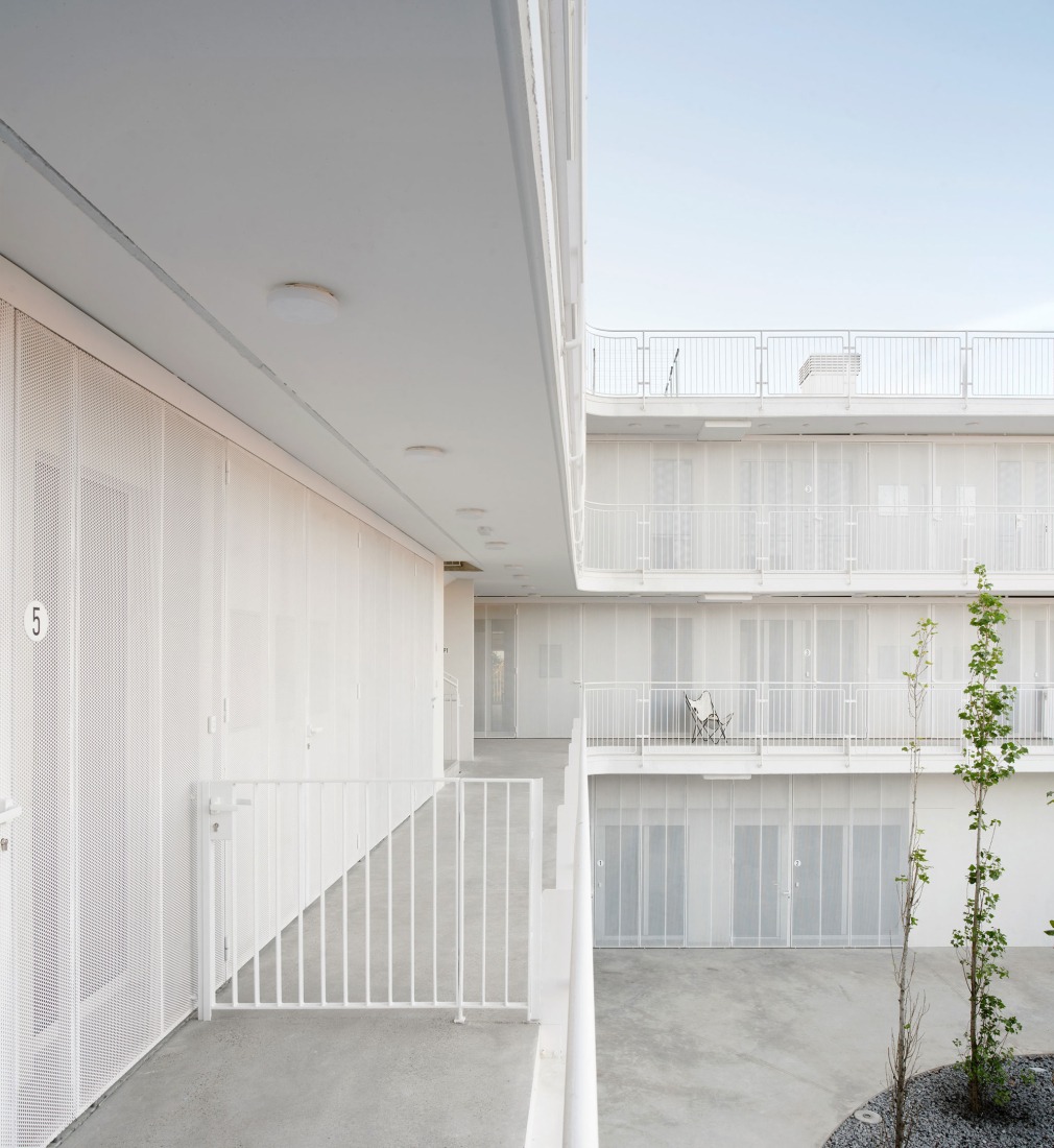 22 social housing units along AV62 and Calderón-Folch. Photograph by J. Hevia.