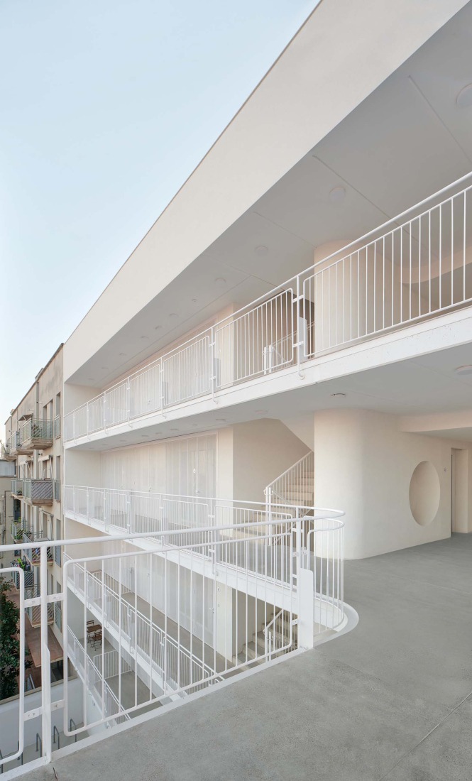 22 social housing units along AV62 and Calderón-Folch. Photograph by J. Hevia.