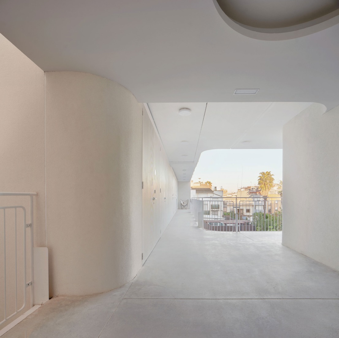 22 social housing units along AV62 and Calderón-Folch. Photograph by J. Hevia.