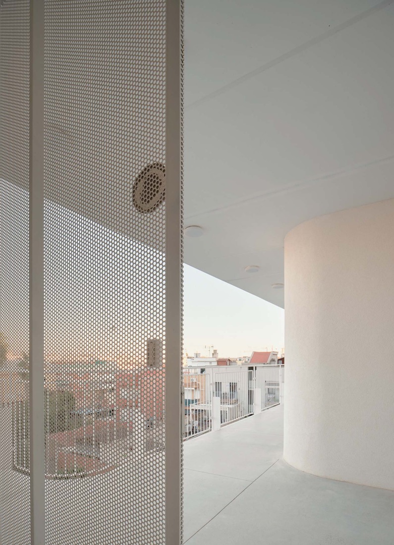22 social housing units along AV62 and Calderón-Folch. Photograph by J. Hevia.