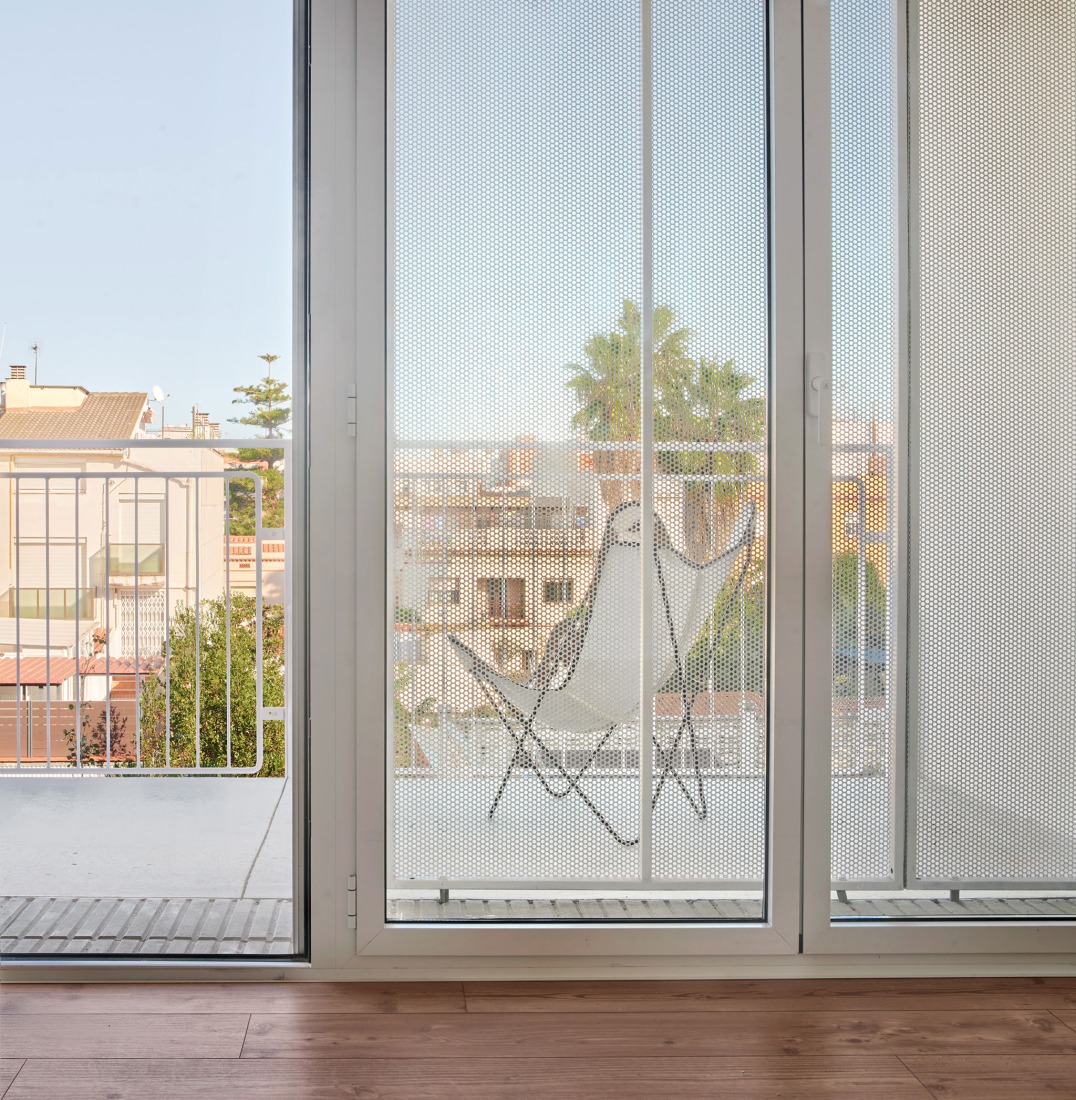 22 social housing units along AV62 and Calderón-Folch. Photograph by J. Hevia.
