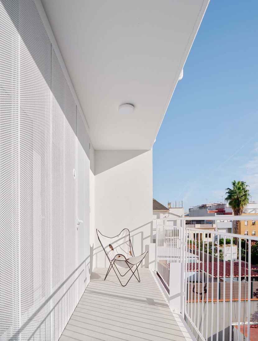 22 social housing units along AV62 and Calderón-Folch. Photograph by J. Hevia.