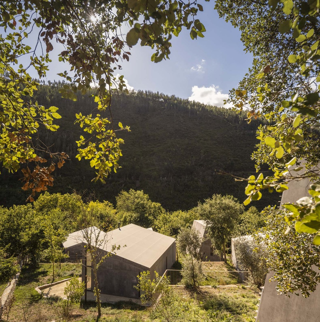 11 habitáculos en el bosque por Summary. Fotografía por Fernando Guerra | FG+SG. 11 habitáculos en el bosque por Summary. Fotografía por Fernando Guerra | FG+SG.