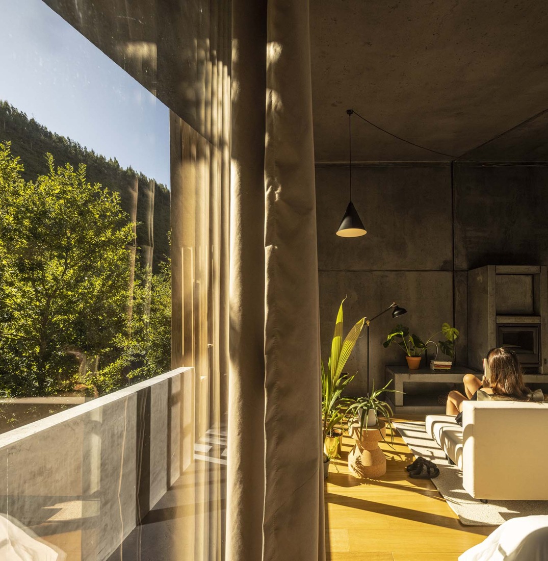 11 habitáculos en el bosque por Summary. Fotografía por Fernando Guerra | FG+SG. 11 habitáculos en el bosque por Summary. Fotografía por Fernando Guerra | FG+SG.