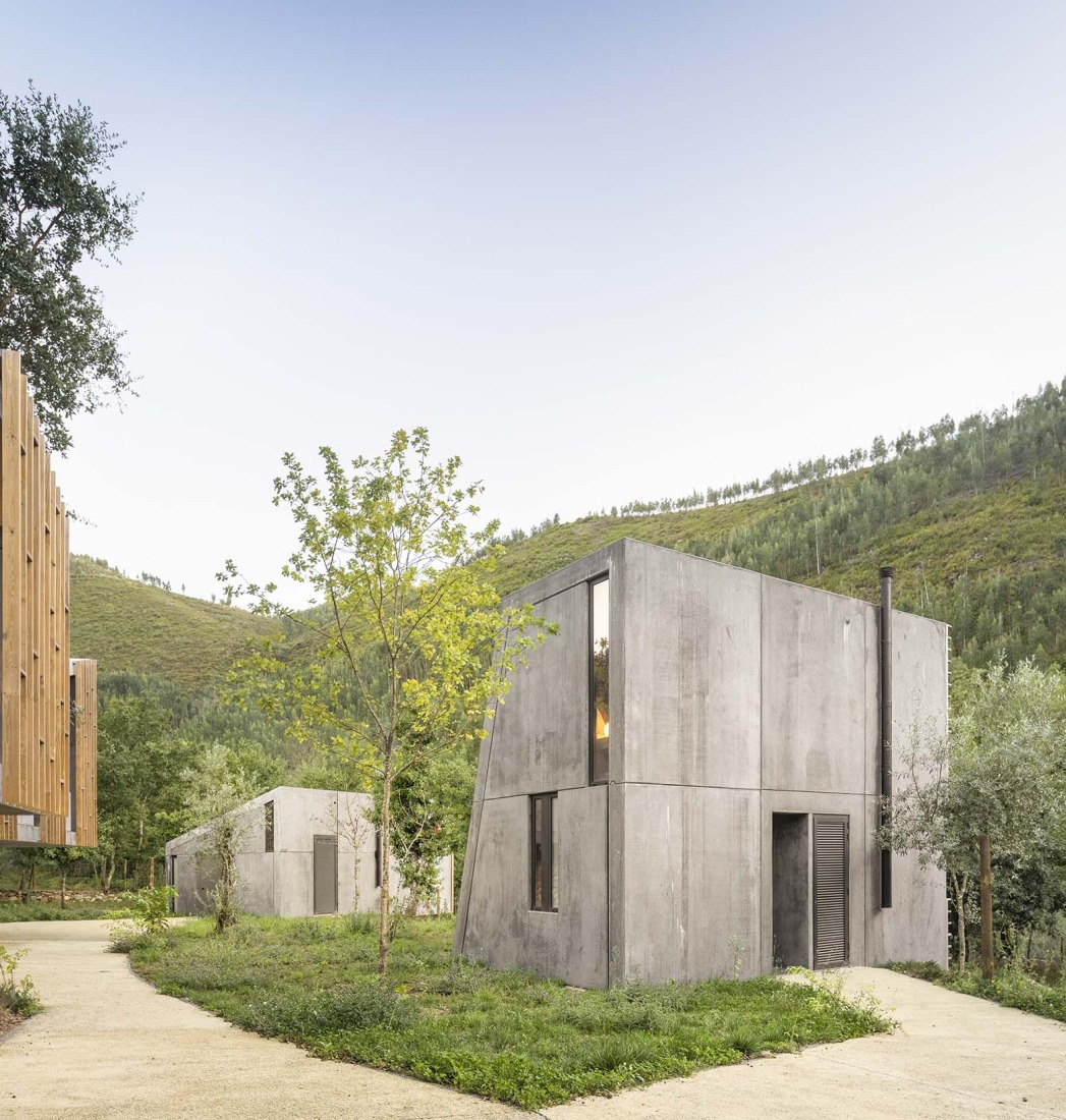 11 habitáculos en el bosque por Summary. Fotografía por Fernando Guerra | FG+SG. 11 habitáculos en el bosque por Summary. Fotografía por Fernando Guerra | FG+SG.