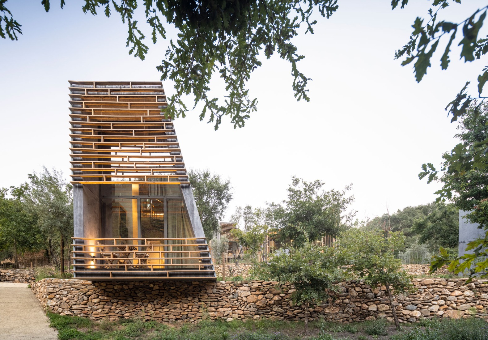 11 habitáculos en el bosque por Summary. Fotografía por Fernando Guerra | FG+SG. 11 habitáculos en el bosque por Summary. Fotografía por Fernando Guerra | FG+SG.
