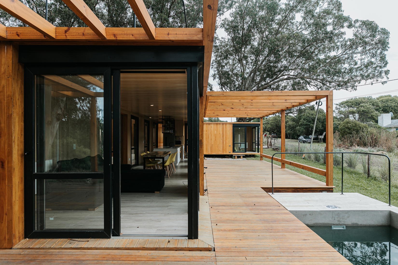 Casa de veraneo en Chapadmalal por Estudio Borrachia. Fotografía por Adrián Rios.