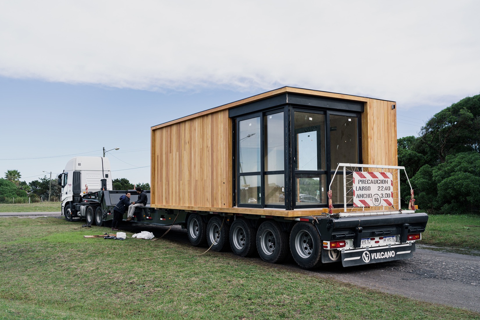 Fotos del proceso de montaje. Casa de veraneo en Chapadmalal por Estudio Borrachia. Fotografía por La rompiente. Audiovisual, Alejandro Calonje.