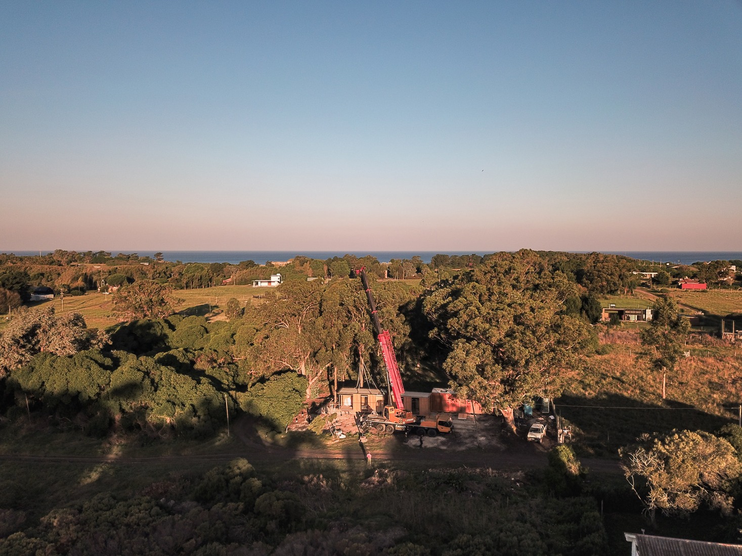 Fotos del proceso de montaje. Casa de veraneo en Chapadmalal por Estudio Borrachia. Fotografía por La rompiente. Audiovisual, Alejandro Calonje.