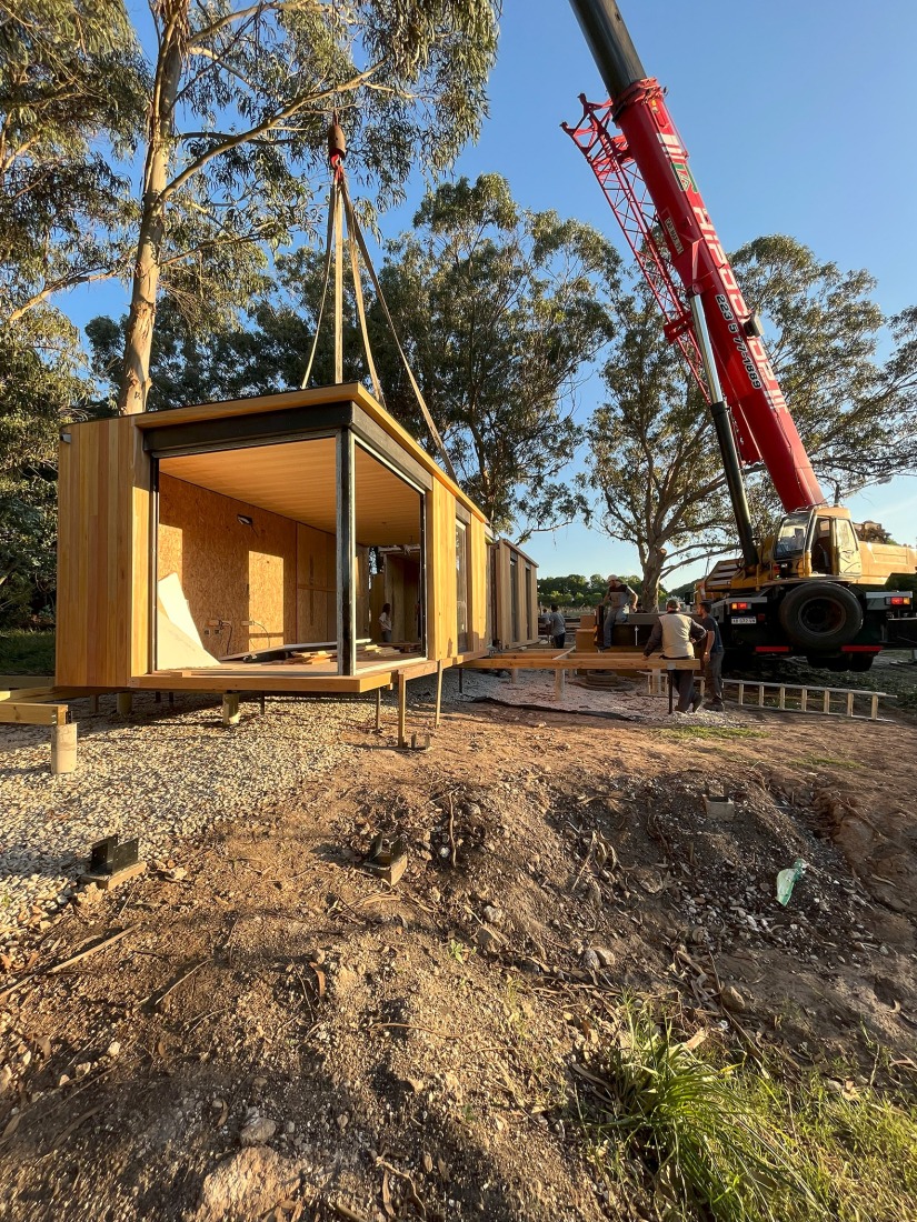 Fotos del proceso de montaje. Casa de veraneo en Chapadmalal por Estudio Borrachia. Fotografía por La rompiente. Audiovisual, Alejandro Calonje.