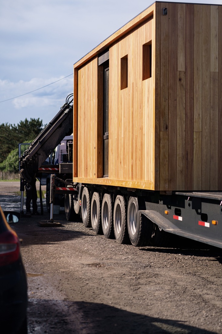 Fotos del proceso de montaje. Casa de veraneo en Chapadmalal por Estudio Borrachia. Fotografía por La rompiente. Audiovisual, Alejandro Calonje.