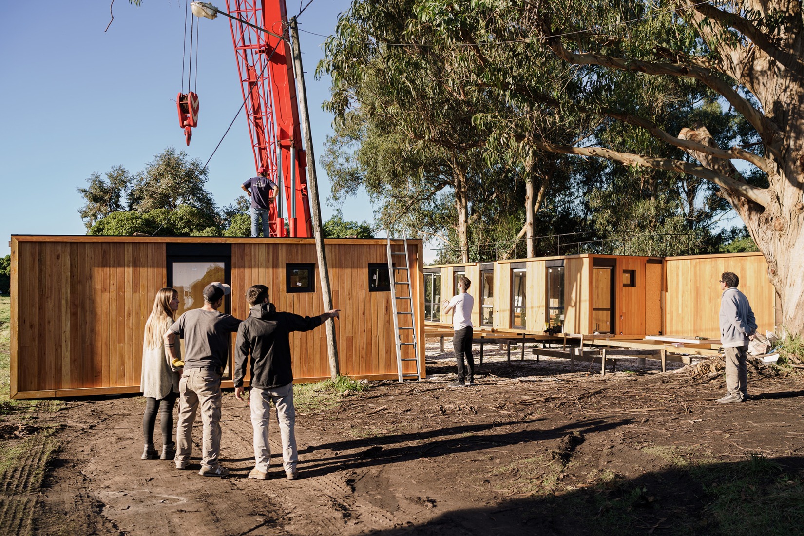 Fotos del proceso de montaje. Casa de veraneo en Chapadmalal por Estudio Borrachia. Fotografía por La rompiente. Audiovisual, Alejandro Calonje.