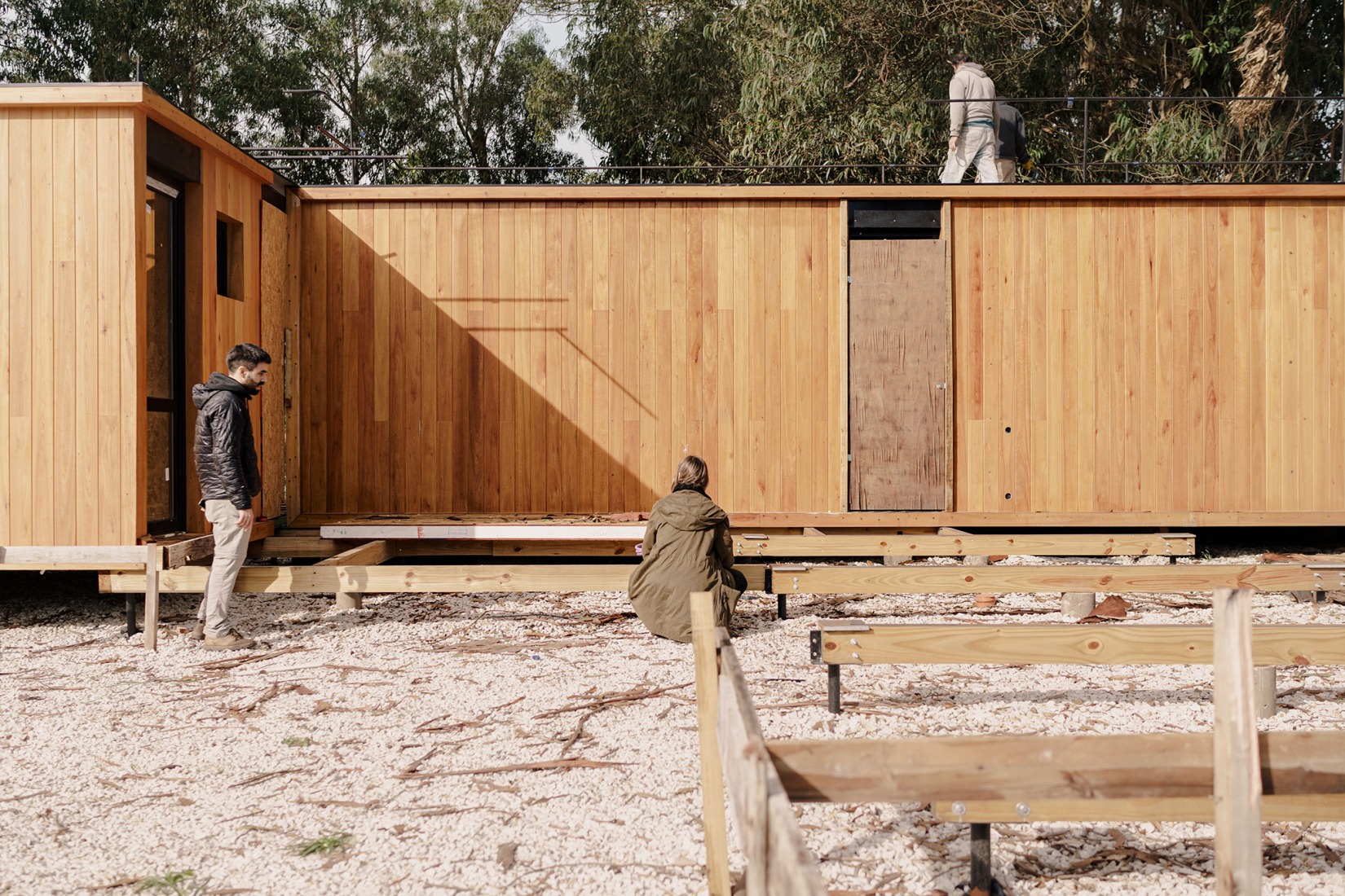Fotos del proceso de montaje. Casa de veraneo en Chapadmalal por Estudio Borrachia. Fotografía por La rompiente. Audiovisual, Alejandro Calonje.