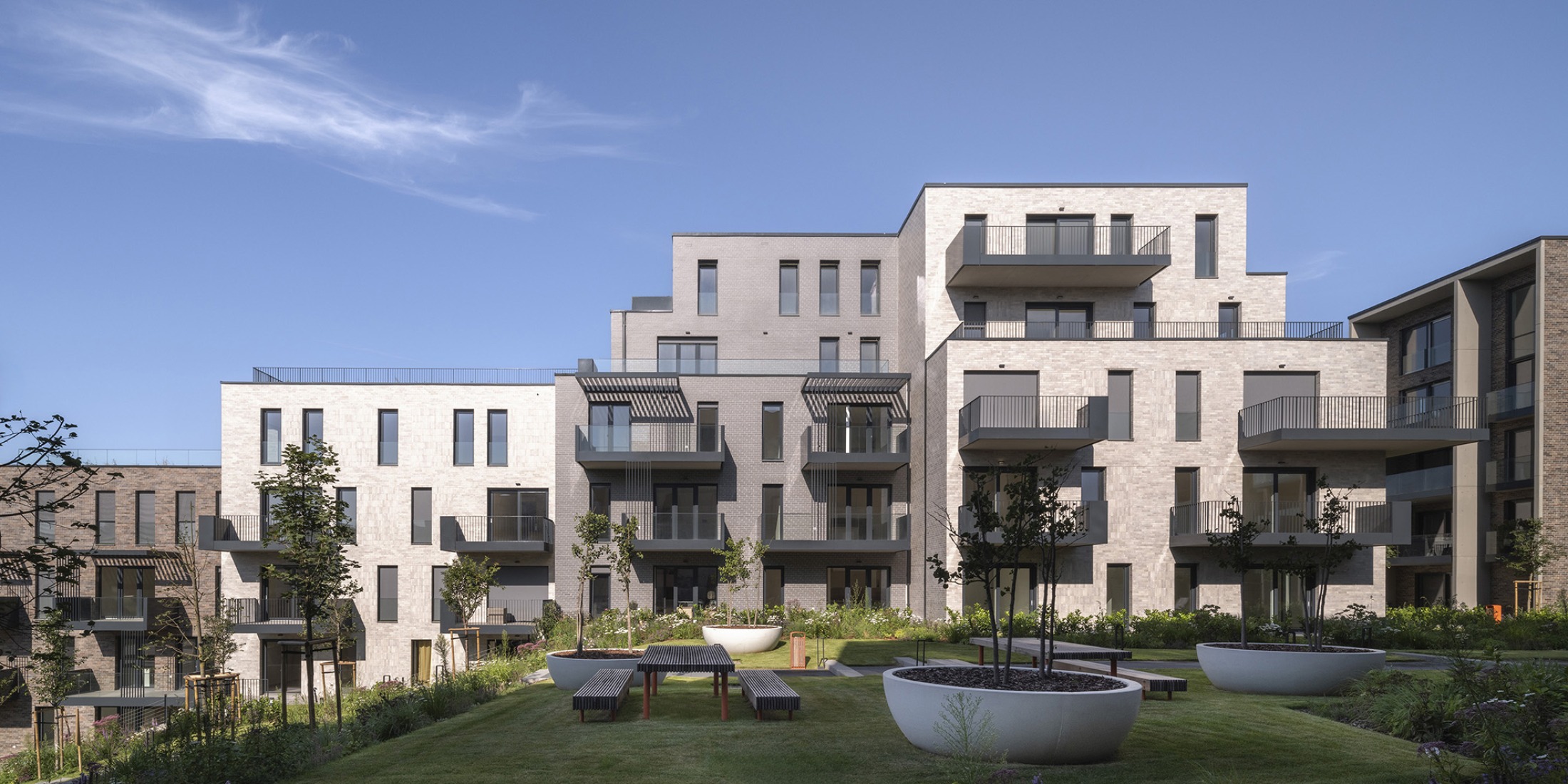 Casa y parque «Lake 11» por Coldefy + DDS. Fotografía por Tamás Bujnovszky.