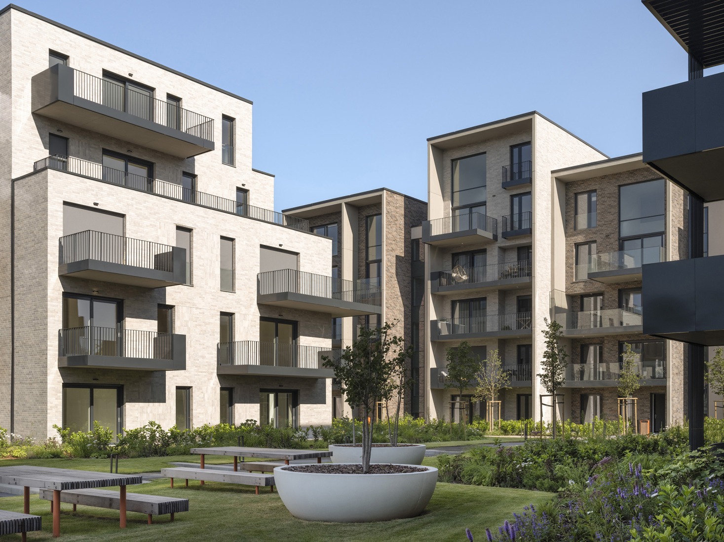 Casa y parque «Lake 11» por Coldefy + DDS. Fotografía por Tamás Bujnovszky.