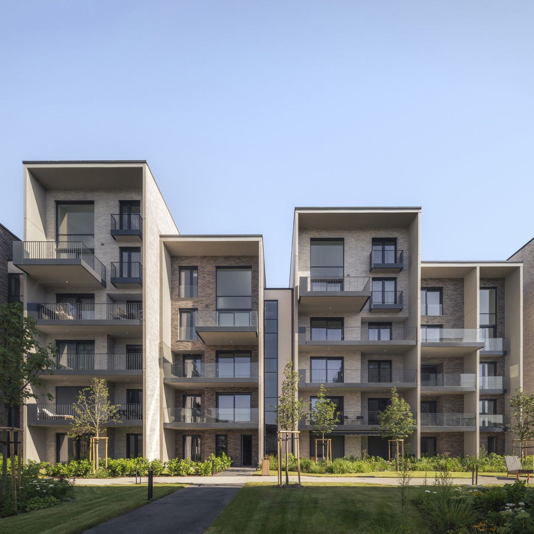 Casa y parque «Lake 11» por Coldefy + DDS. Fotografía por Tamás Bujnovszky.