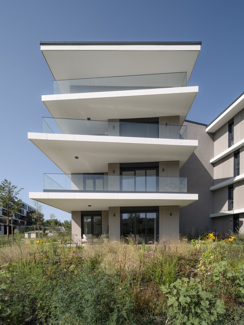 Casa y parque «Lake 11» por Coldefy + DDS. Fotografía por Tamás Bujnovszky.