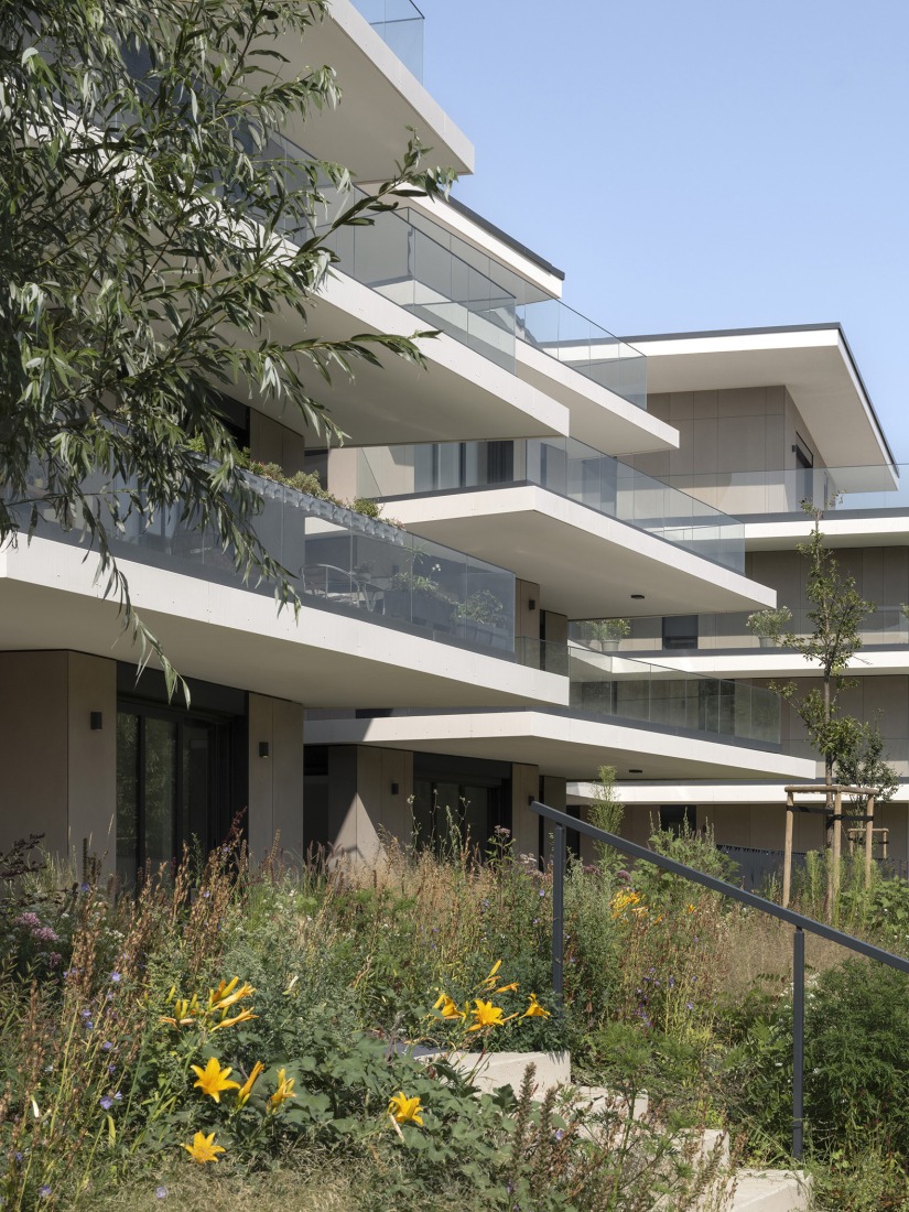 Casa y parque «Lake 11» por Coldefy + DDS. Fotografía por Tamás Bujnovszky.