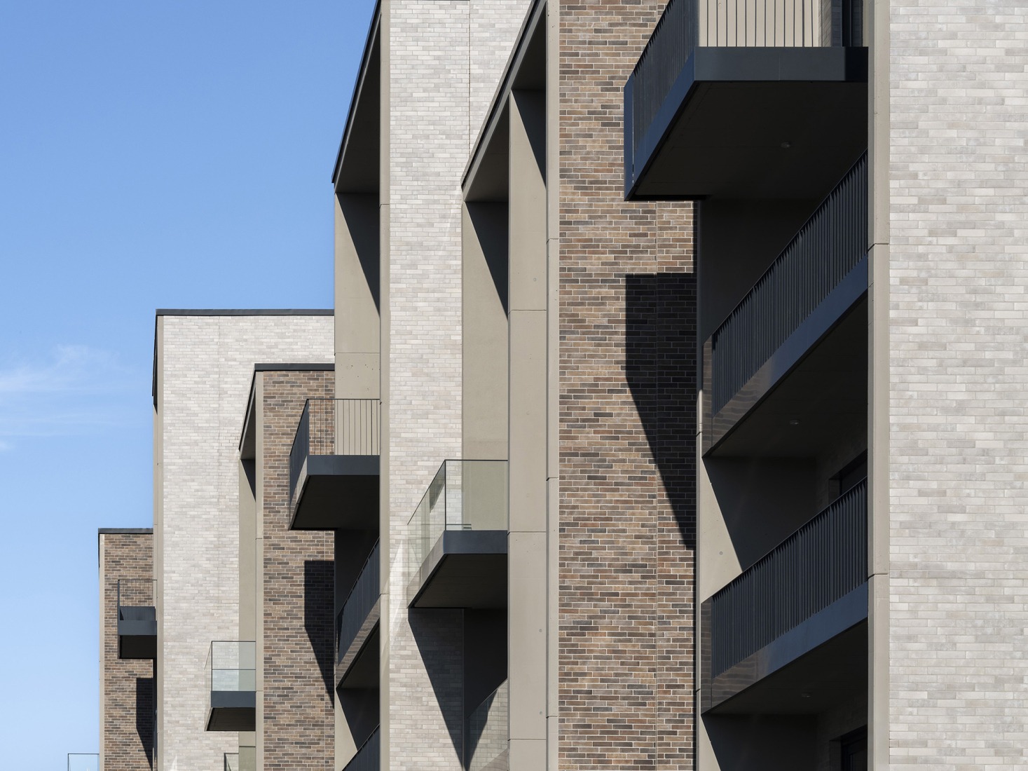 Casa y parque «Lake 11» por Coldefy + DDS. Fotografía por Tamás Bujnovszky.