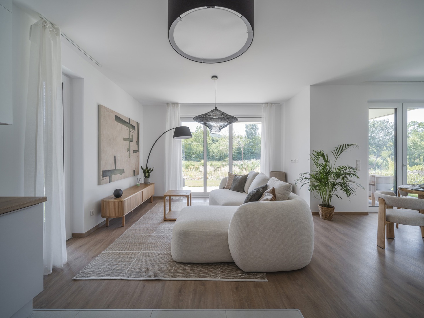 Casa y parque «Lake 11» por Coldefy + DDS. Fotografía por Tamás Bujnovszky.