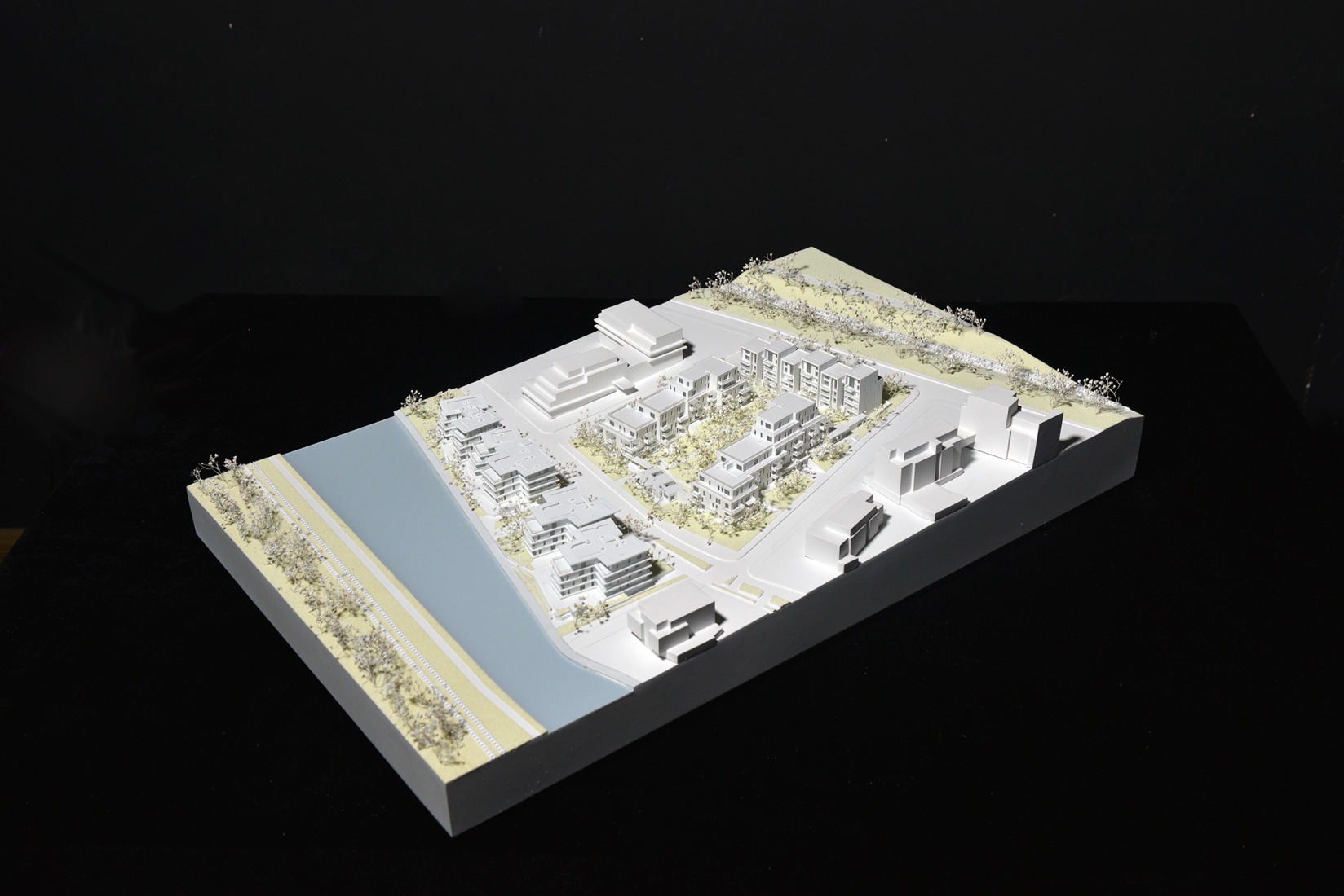 Maqueta. Casa y parque «Lake 11» por Coldefy + DDS.