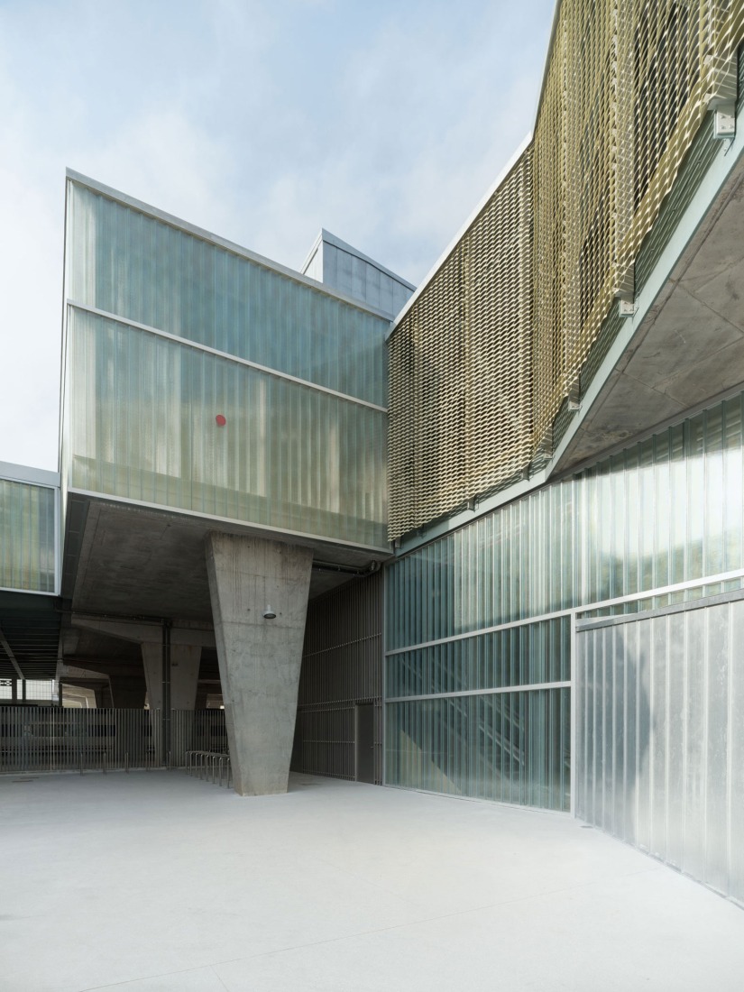 Train station and pedestrian walkway by estudioHerreros. Photography by Luis Díaz Díaz.