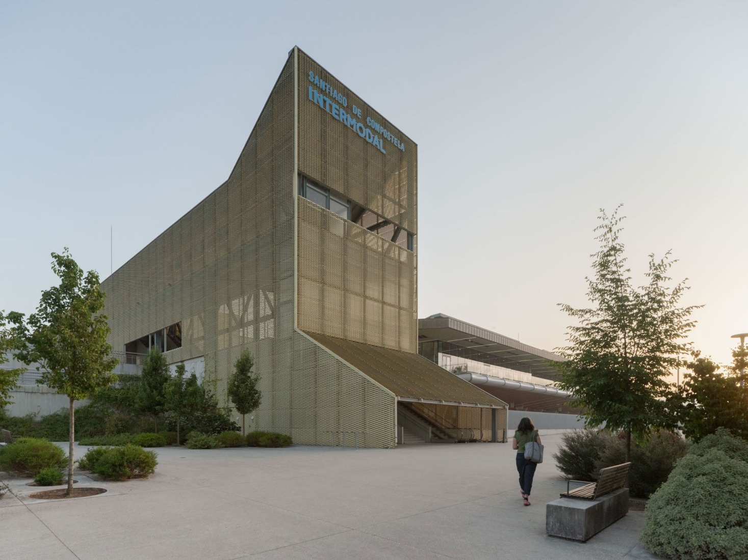 Train station and pedestrian walkway by estudioHerreros. Photography by Luis Díaz Díaz.