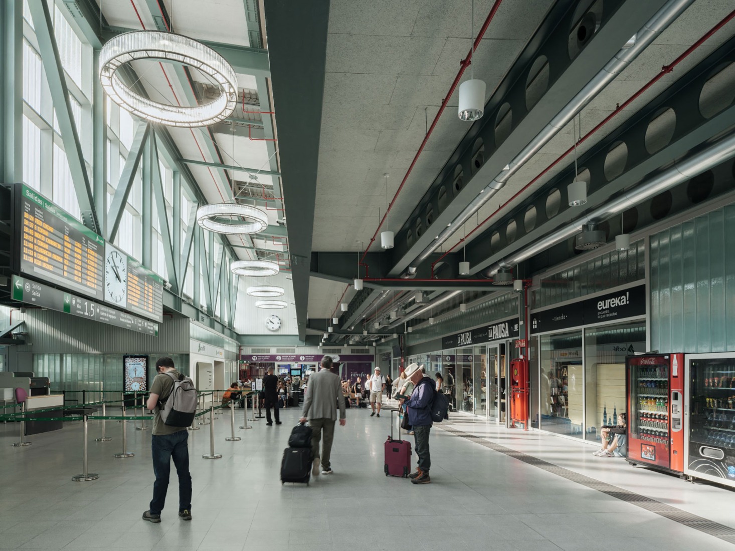 Train station and pedestrian walkway by estudioHerreros. Photography by Luis Díaz Díaz.