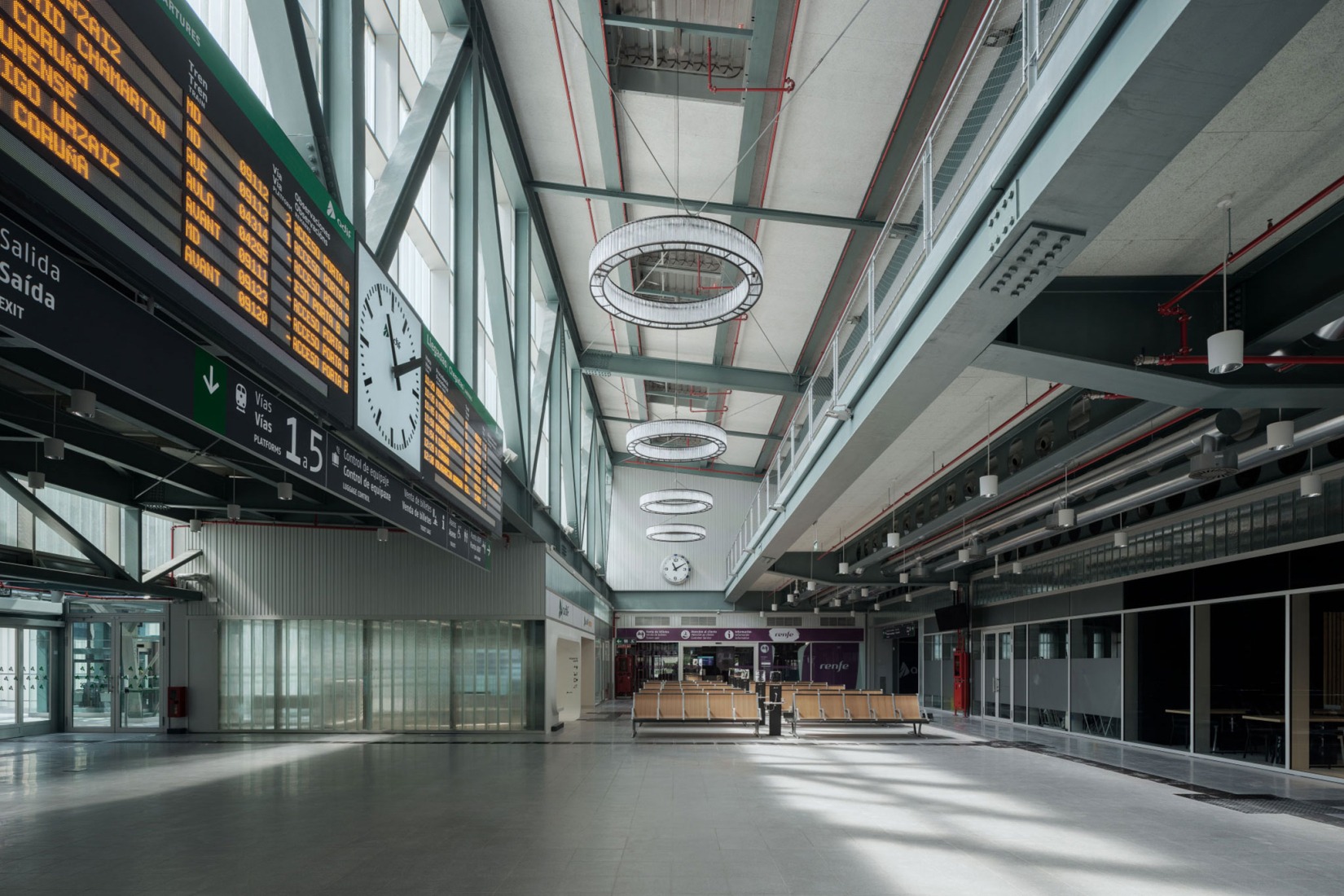 Train station and pedestrian walkway by estudioHerreros. Photography by Luis Díaz Díaz.