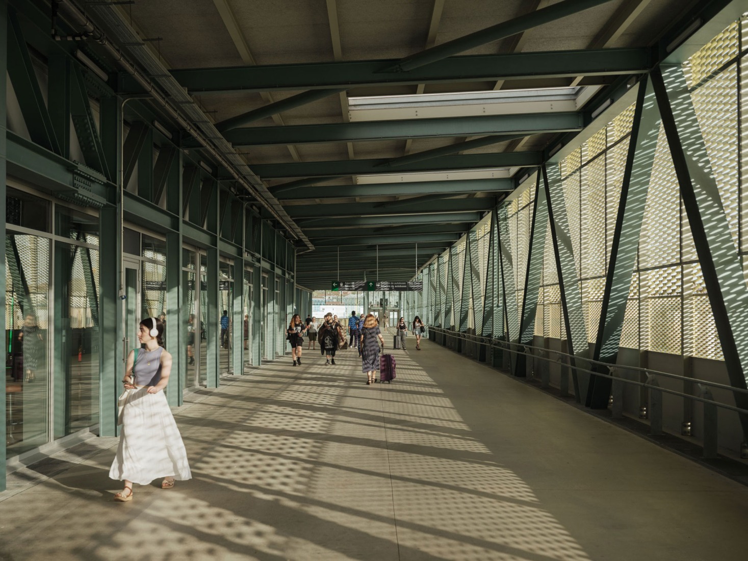 Train station and pedestrian walkway by estudioHerreros. Photography by Luis Díaz Díaz.