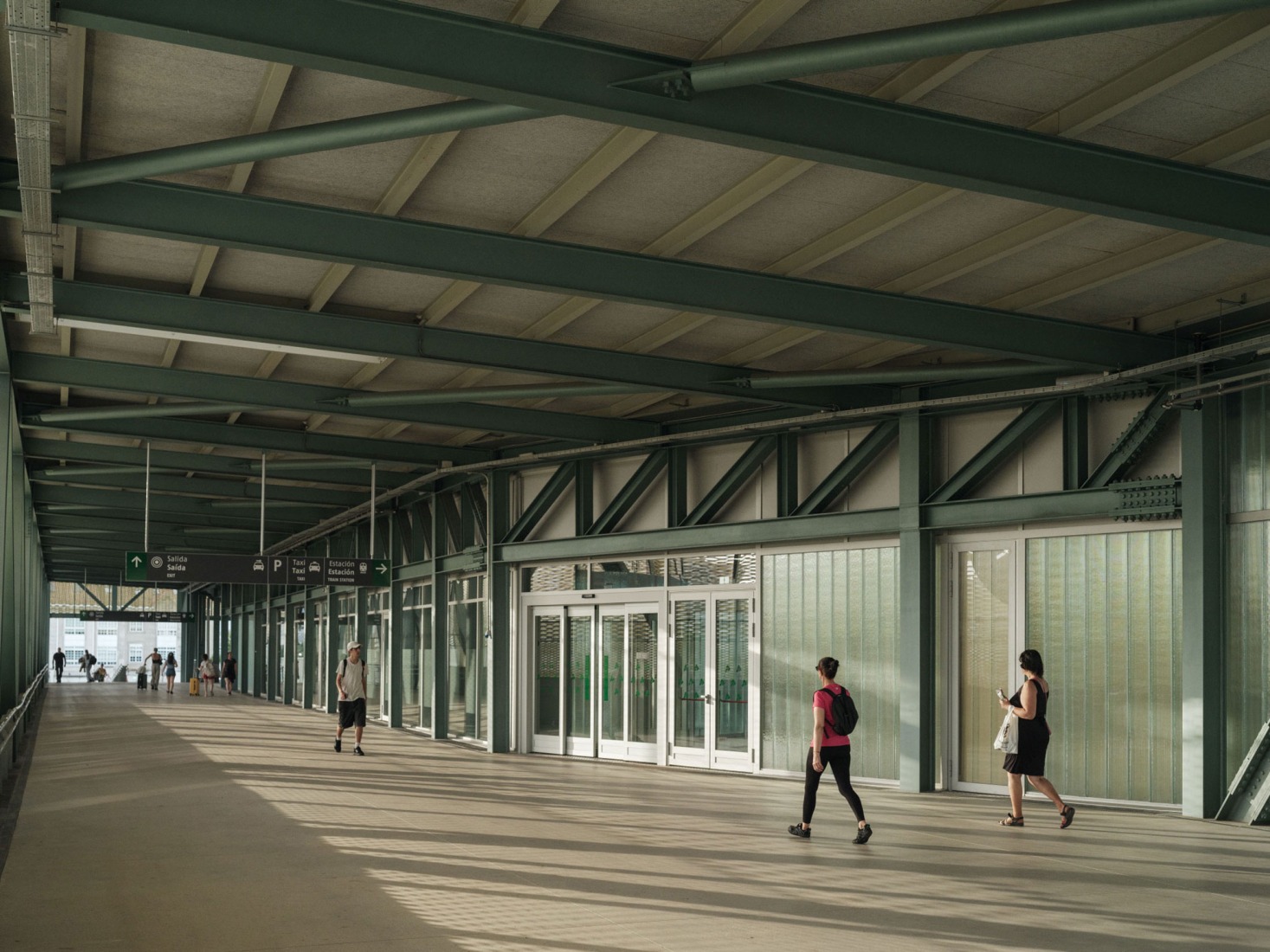 Train station and pedestrian walkway by estudioHerreros. Photography by Luis Díaz Díaz.
