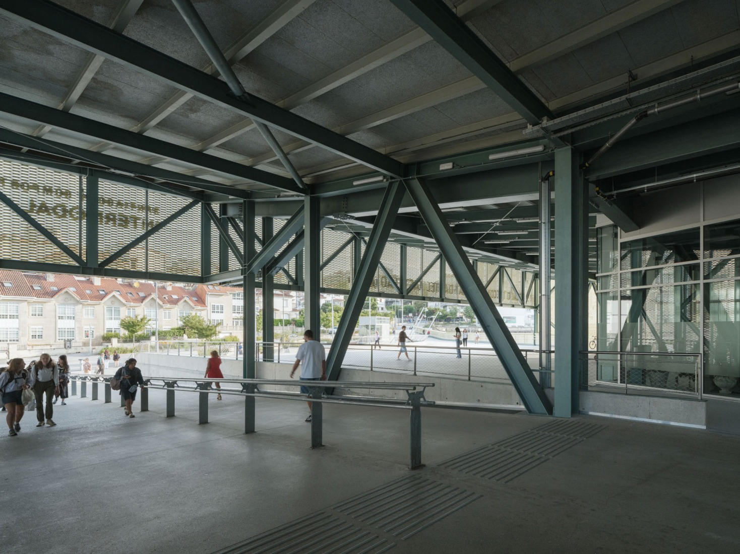 Train station and pedestrian walkway by estudioHerreros. Photography by Luis Díaz Díaz.