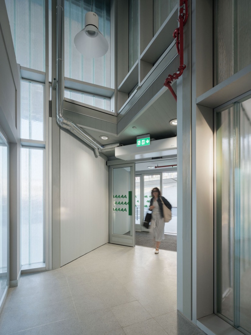 Train station and pedestrian walkway by estudioHerreros. Photography by Luis Díaz Díaz.