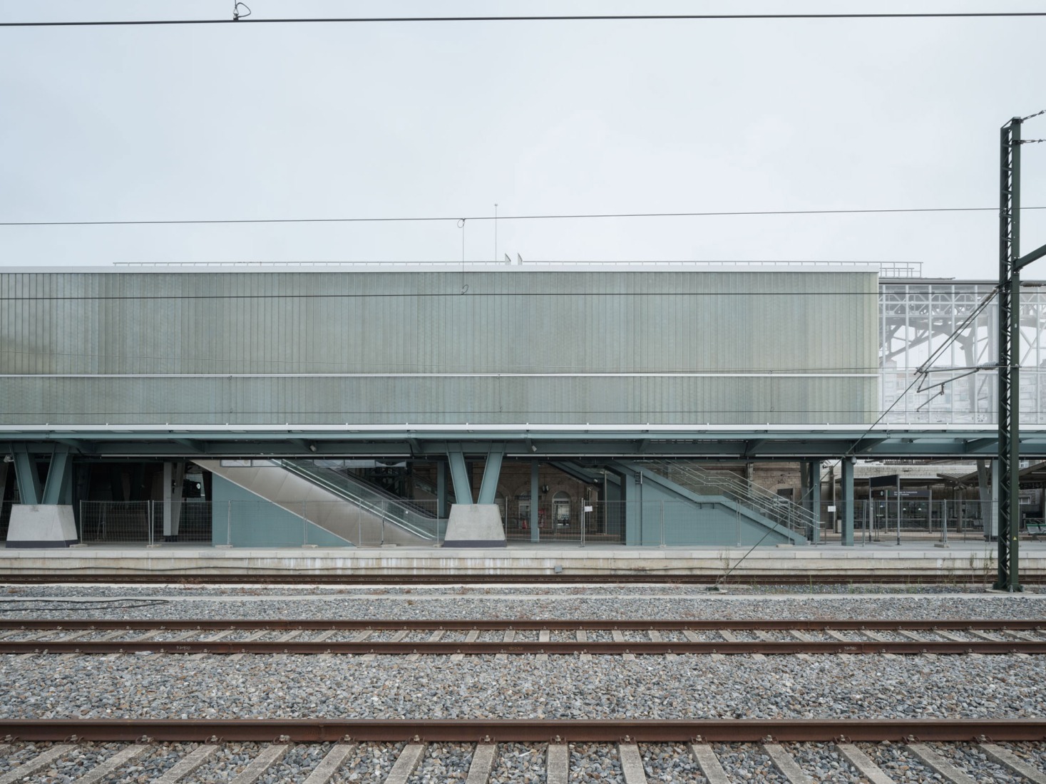 Train station and pedestrian walkway by estudioHerreros. Photography by Luis Díaz Díaz.